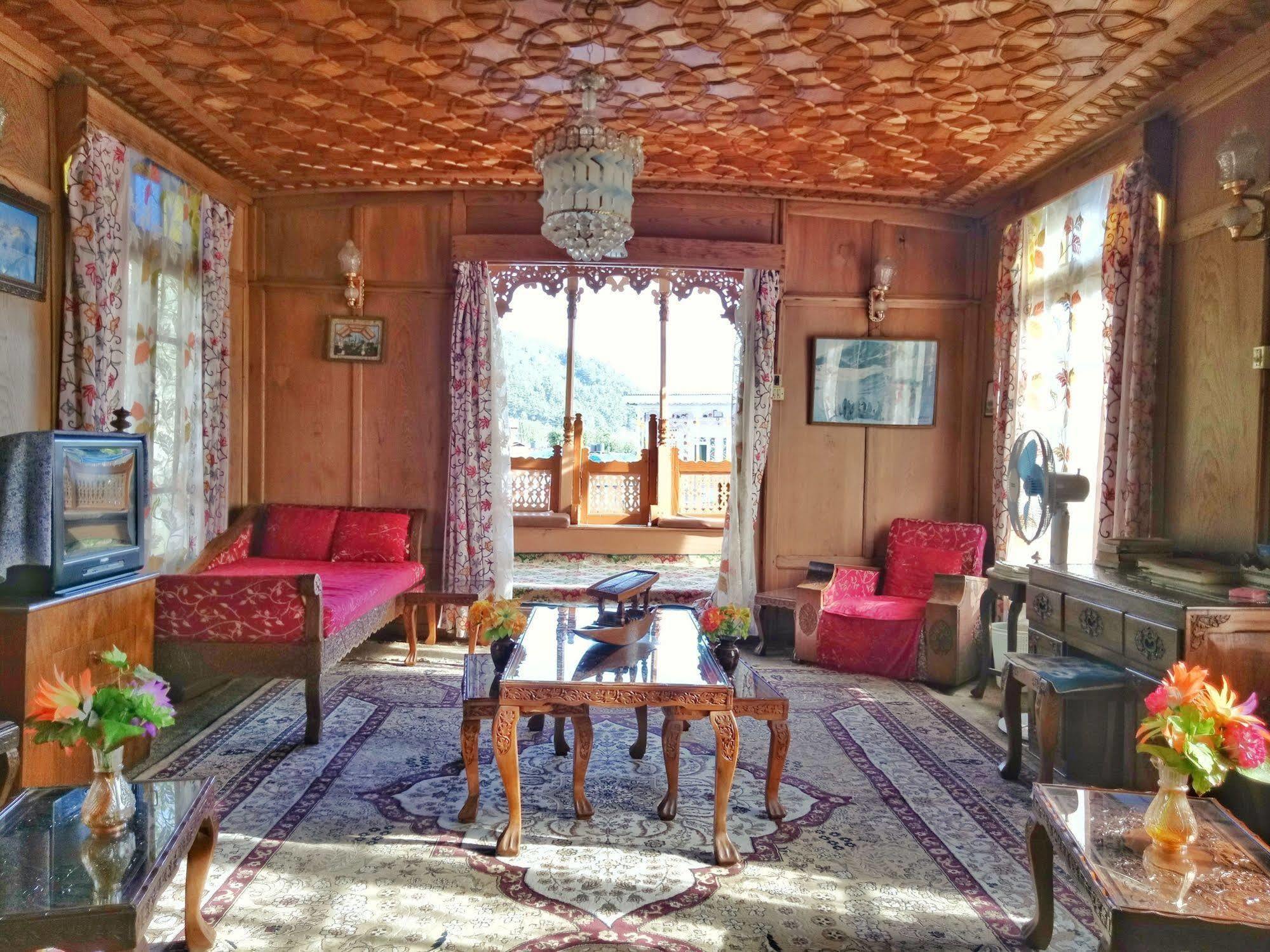 新布尔布尔船屋集团酒店 Durgjan 外观 照片