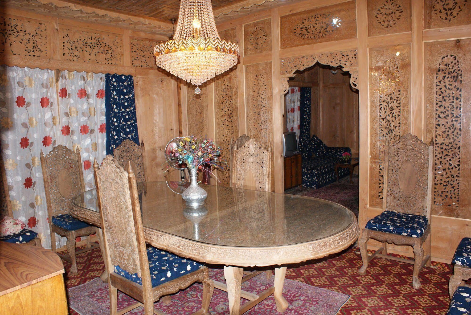 新布尔布尔船屋集团酒店 Durgjan 外观 照片