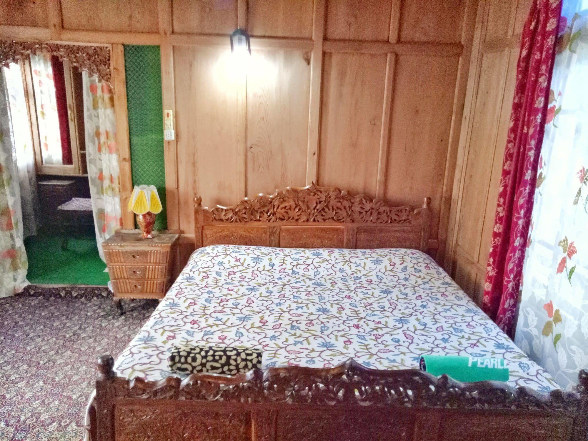 新布尔布尔船屋集团酒店 Durgjan 外观 照片