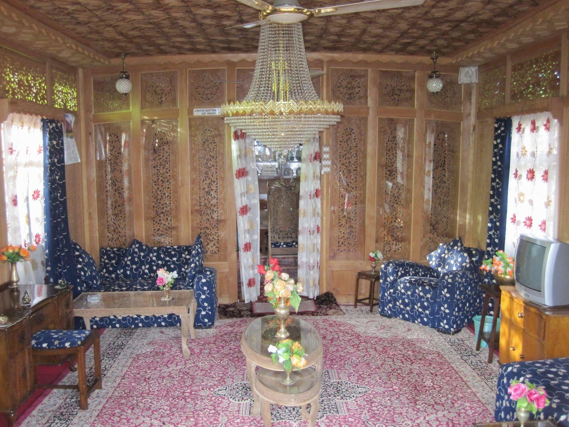新布尔布尔船屋集团酒店 Durgjan 外观 照片