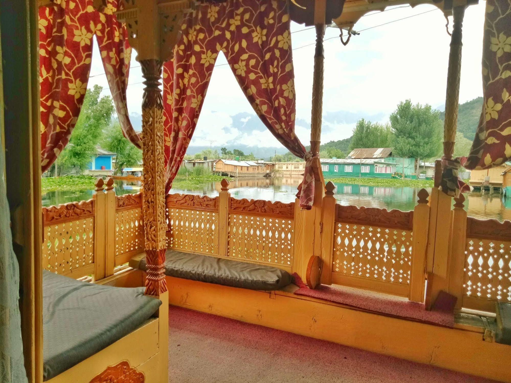 新布尔布尔船屋集团酒店 Durgjan 外观 照片